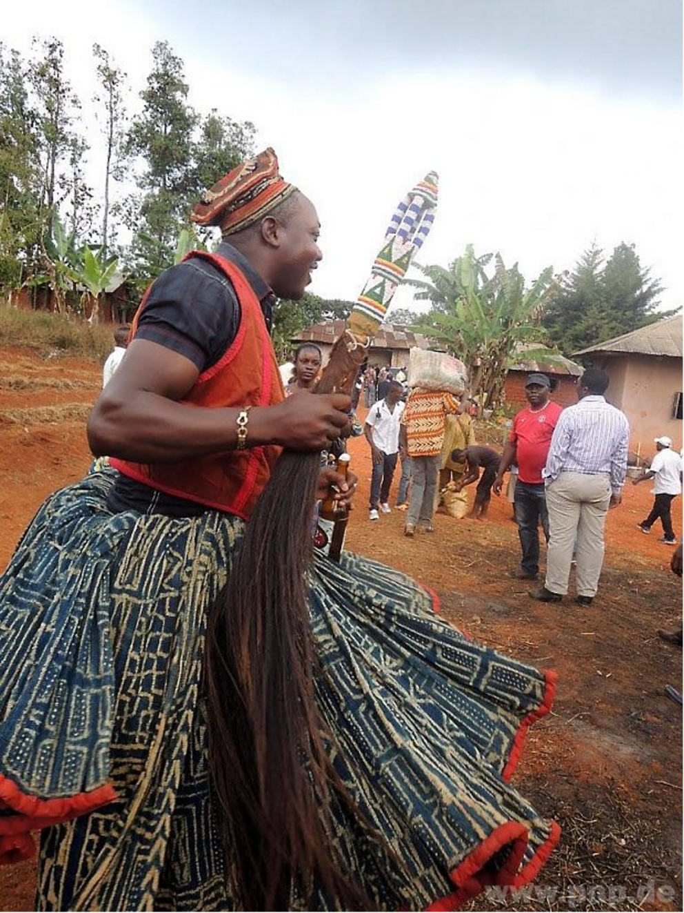Ein Einblick in kamerunische Bräuche: Traditionelle Tänze auf einer Gedenkfeier für verstorbene Familienangehörige eines Freundes im Westen des Landes.