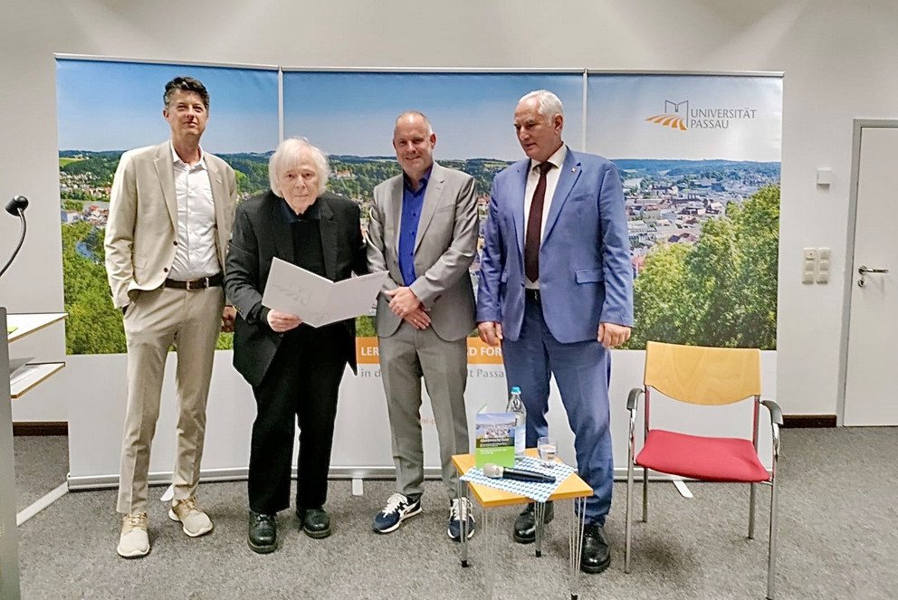Prof. Dr. Markovits (2.v.l.) mit Pr&auml;sident Prof. Sr. Ulrich Bartosch (r.), Dekan Prof. Dr. Maximilian Sailer  (2.v.r.) und dem Passauer Politologen Prof. Dr. Lars Rensmann (l.); Foto: Universit&auml;t Passau