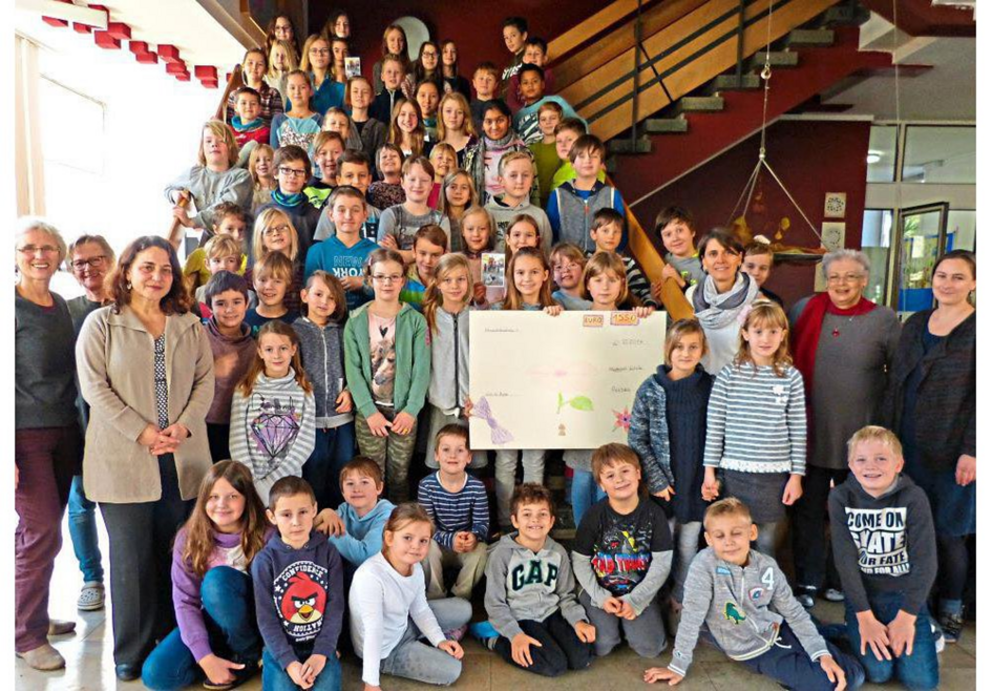 Beachtliche Summe: Eine Spende in Höhe von 1.550 Euro dem Solidaritätslauf beim Sportfest haben die Schüler der Montessori-Schule mit den pädagogischen Mitarbeiterinnen an Mouna Sabbagh (3.v.l. vorne), Vorsitzende des Vereins "Hilfe für Aleppo", übe Beachtliche Summe: Eine Spende in Höhe von 1.550 Euro dem Solidaritätslauf beim Sportfest haben die Schüler der Montessori-Schule mit den pädagogischen Mitarbeiterinnen an Mouna Sabbagh (3.v.l. vorne), Vorsitzende des Vereins "Hilfe für Aleppo", übe