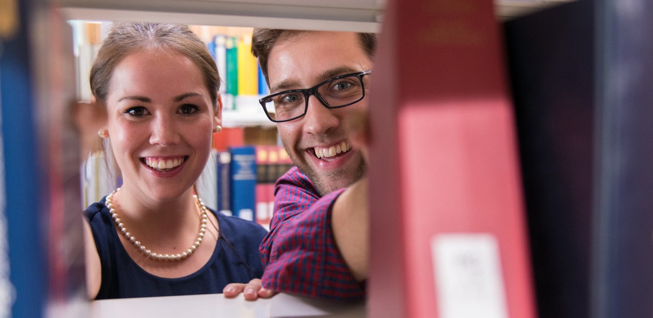 Studierende in der Universit&auml;tsbibliothek