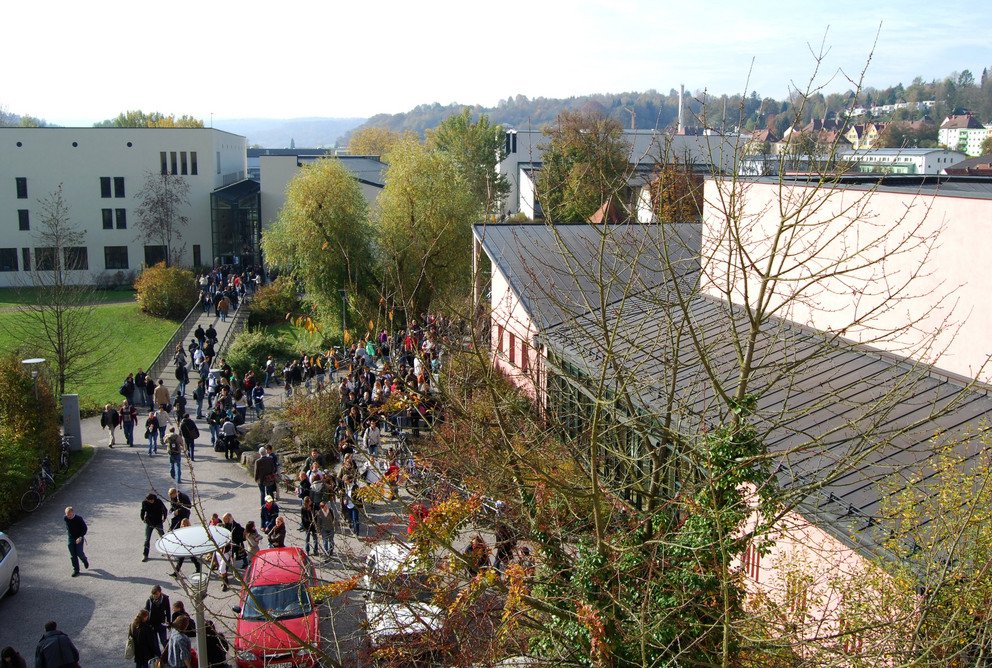 Blick auf den Campus mit dem Gebäude der Fakultät für Informatik und Mathematik (2008); Quelle: Universitätsarchiv Passau, Fotosammlung