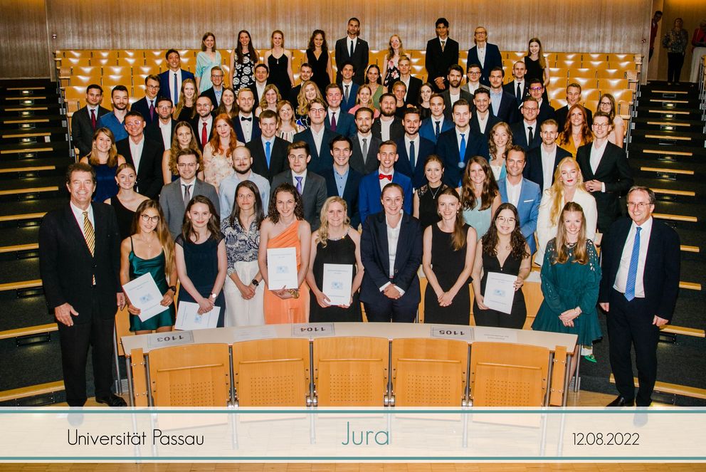 Gruppenfoto Examensfeier der Juristischen Fakultät der Universität Passau, Bild: Kaps Passau 