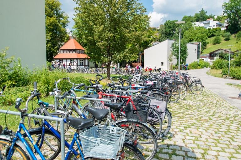 Fahrradstnder auf dem Campus der Universitt 