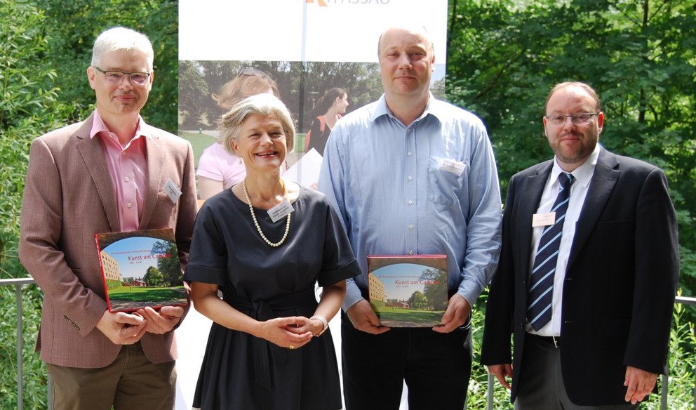 Präsidentin Prof. Dr. Carola Jungwirth und Universitätsarchivar Mario Puhane (rechts) begrüßen traditionell die Ehemaligen, die die weiteste Anreise nach Passau hatten - in diesem Jahr Dr. Hauke Witthohn (Rechtswissenschaft, 2. v. r.) und Horst Joriß Foto mit Präsidentin Prof. Dr. Carola Jungwirth und Universitätsarchivar Mario Puhane, die die Ehemaligen mit der weitesten Anreise nach Passau begrüßen - in diesem Jahr Dr. Hauke Witthohn und Horst Jorißen, beide aus dem Raum Hamburg.