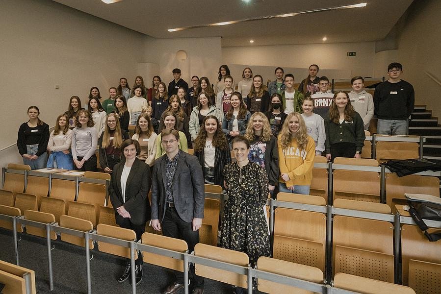 Die begabten Schülerinnen und Schüler bei der Talentwerkstatt an der Uni Passau. Vorne (v.l.) Prof. Dr. Bettina Noltenius (Vizepräsidentin für Studium, Lehre und Ethik), StD Andreas Zenker (Mitarbeiter des Ministerialbeauftragten für die Gymnasien in Niederbayern) und Tanja Rieger (Studienberatung); Foto: Universität Passau