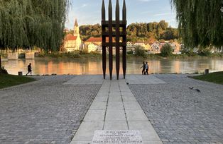 [Translate to Tschechisch:] Blick vom beschrifteten Granitwürfels auf das Denkmal