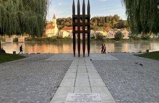 Blick vom beschrifteten Granitwürfels auf das Denkmal