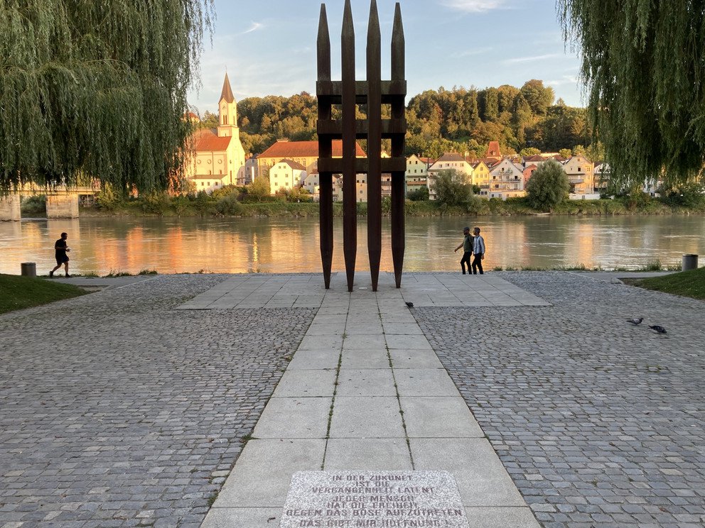Blick vom beschrifteten Granitw&uuml;rfels auf das Denkmal