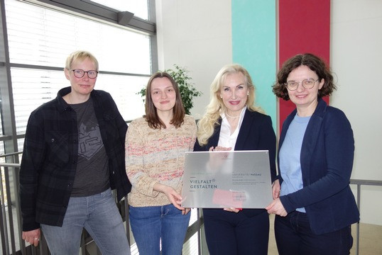 (Von rechts nach links) Dr. Claudia Krell, Prof. Dr. Christina Hansen, Regine Fahn und Antje Sarodnick mit dem Zertifikat „Vielfalt gestalten“, Foto: Universität Passau 