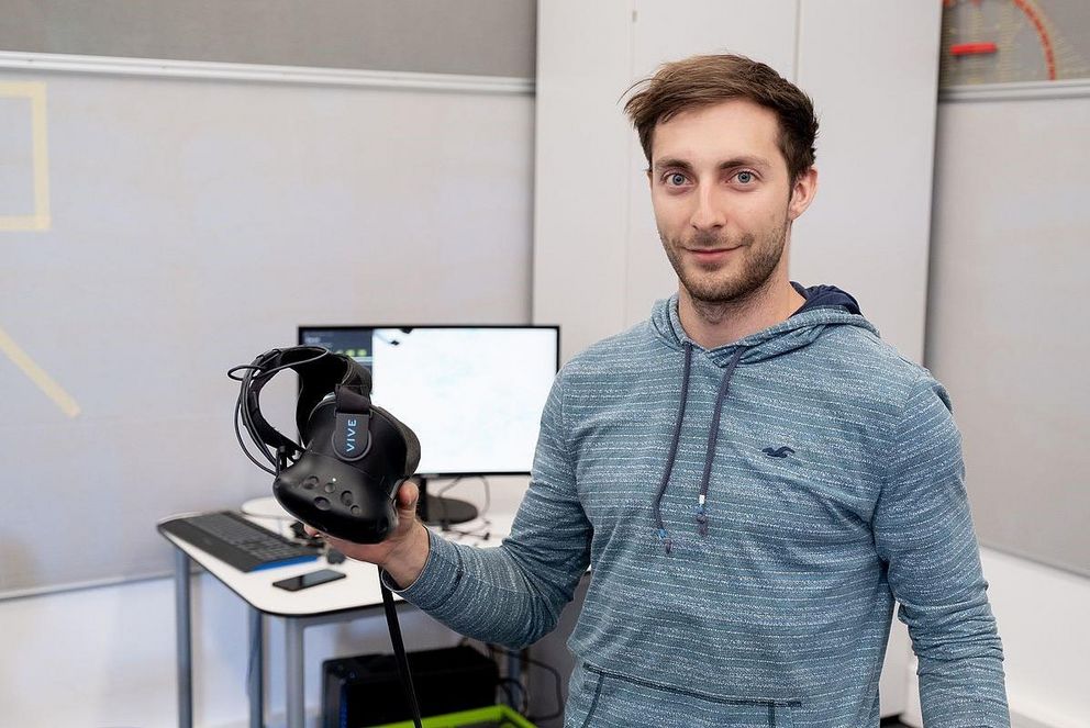 Andreas Dengel im Didaktischen Labor („DiLab“) der Universität Passau mit einer Virtual Reality Brille der Studie. Foto: Universität Passau 