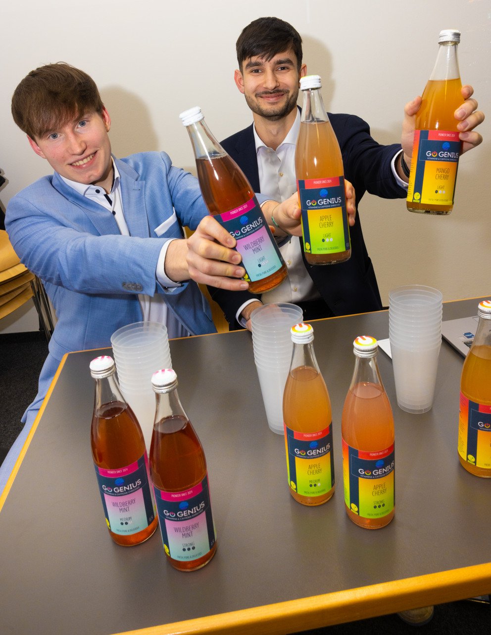 Maximilian Thiele und Daniel Garbas (v. l. n. r.) vom Team „GoGenius“ mit ihrem Produkt, Foto: Erich Malter