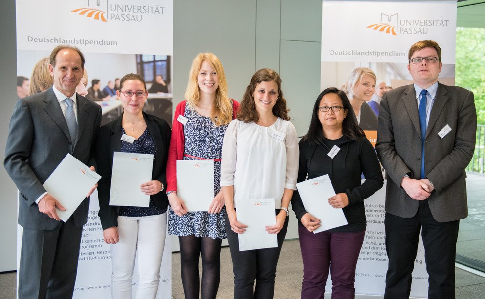 v.l.: Gespr&auml;chskreis-Vorsitzender Prof. Dr. Andreas Pfeifer, Stipendiatinnen Nicole Adler, Marlene Ertl, Franziska Heeg, Tri Hardjanti Riedel und Vizepr&auml;sident der Universit&auml;t Passau Prof. Dr. Rainer Wernsmann