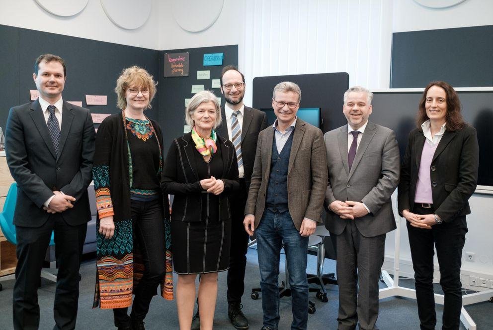 Das Foto zeigt Prof. Dr. Matthias Brandl, Prof. Dr. Jutta Mägdefrau, Präsidentin Prof. Dr. Carola Jungwirth, Vizepräsident Prof. Dr. Harald Kosch, Staatsminister Bernd Sibler, Kanzler Dr. Achim Dilling und Vizepräsidentin Prof. Dr. Daniela Wawra bei der Eröffnung des Lehrerzimmers der Zukunft.