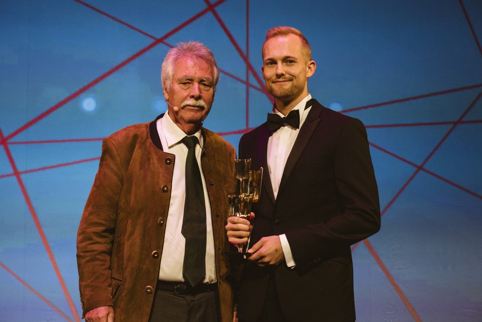 Der 30-j&auml;hrige Lorenz Mayr (rechts) erh&auml;lt als bester Absolvent der Universit&auml;t Passau den Kulturpreis Bayern 2016. Den Preis f&uuml;r die Kategorie Universit&auml;ten &uuml;berreichte Wirtschaftsexperte Prof. em. Dr. Wolfgang Wiegard (links). Quelle: Manuela Steinemann/Bayernwerk AG