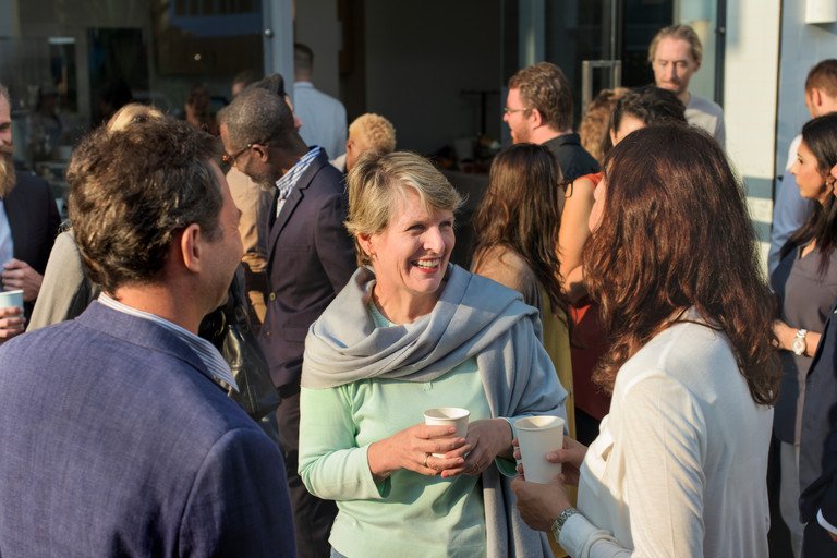 Diverse Personen im Gesprch auf einer Veranstaltung