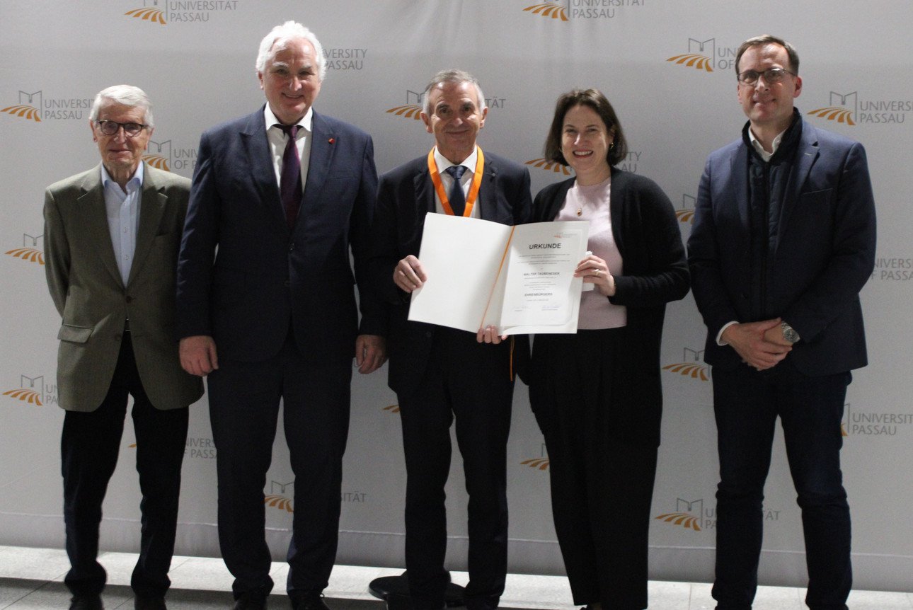 v.l.n.r.: Pr&auml;sident a.D. Prof. Dr. Walter Schweitzer, Pr&auml;sident Prof. Dr. Ulrich Bartosch, der Geehrte Walter Taubeneder, Prof. Dr. Sandra Huebenthal (Senatsvorsitzende) sowie der designierte Pr&auml;sident Prof. Dr. Jan H. Schumann; Foto: Universit&auml;t Passau.