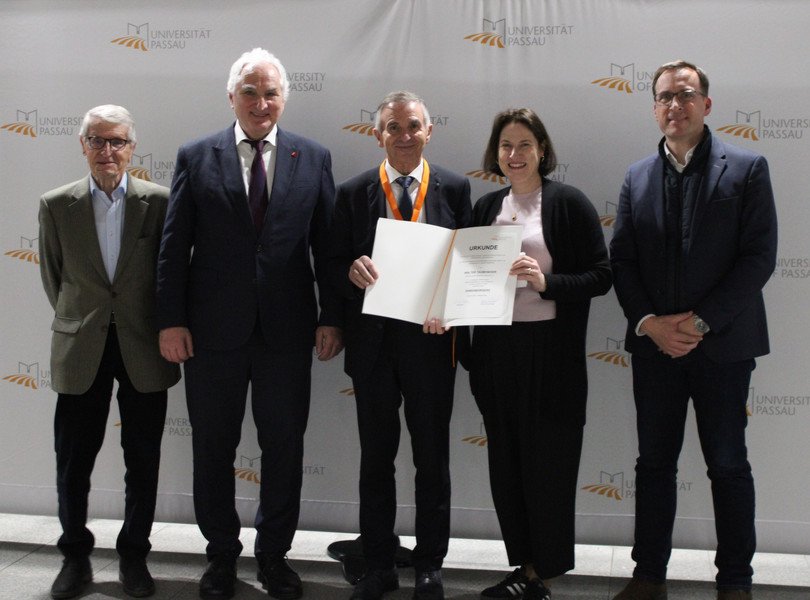 Feierliche Verleihung der Ehrenb&uuml;rgerw&uuml;rde an Walter Taubender, MdL a.D., im Rahmen einer Feierstunde des Universit&auml;tsrates, von links nach rechts: Pr&auml;sident a.D. Prof. Dr. Walter Schweitzer, Pr&auml;sident Prof. Dr. Ulrich Bartosch, der Geehrte Walter Taubeneder, Prof. Dr. Sandra Huebenthal (Senatsvorsitzende) sowie der designierte Pr&auml;sident Prof. Dr. Jan H. Schumann; Foto: Universit&auml;t Passau.