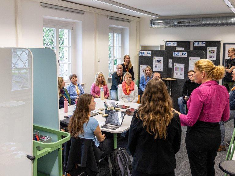 Kreativer Austausch im Maker Space der Universität Passau: Lehramtsstudierende und Lehrkräfte im Gespräch mit dem Team von fitESD.eu; Foto: Universität Passau/Florian Stelzer