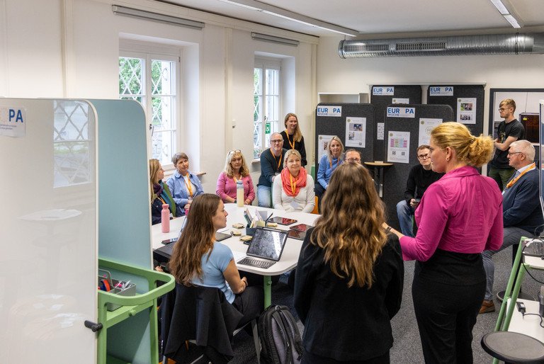 Kreativer Austausch im Maker Space der Universität Passau: Lehramtsstudierende und Lehrkräfte im Gespräch mit dem Team von fitESD.eu; Foto: Universität Passau/Florian Stelzer