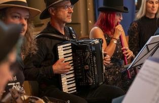[Translate to Französisch:] Das Bild zeigt den Auftritt der Musikgruppe Sechs-Achtel.
