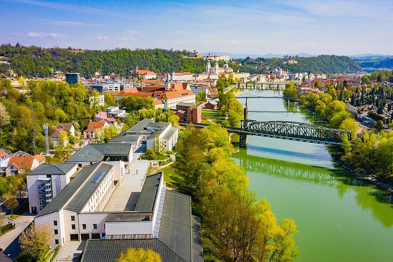 Luftbild des Campus mit Blick ber den Inn die Zentralmensa Zentralbibliothek das Wirtschaftsgebude und das Philosophicum