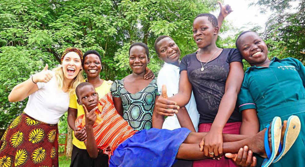 &bdquo;Mittendrin statt nur dabei&ldquo; haben die Salvatorianer auf ihren Flyer geschrieben, der auch mit diesem Bild f&uuml;r ein Freiwilliges Soziales Jahr im Ausland wirbt. Das Foto hier entstand in Uganda. F.: Katharina Hutter