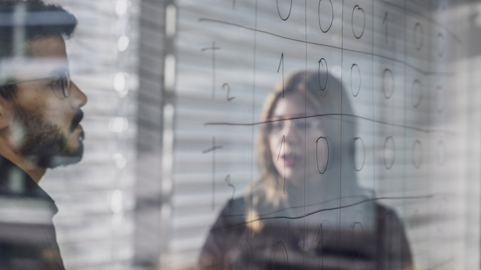 Dr. Jelena Mitrović und Mehdi Ben Amor vom Lehrstuhl für Data Science; Foto: Universität Passau 