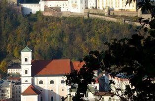 Blick auf Veste Oberhaus und Studienkirche