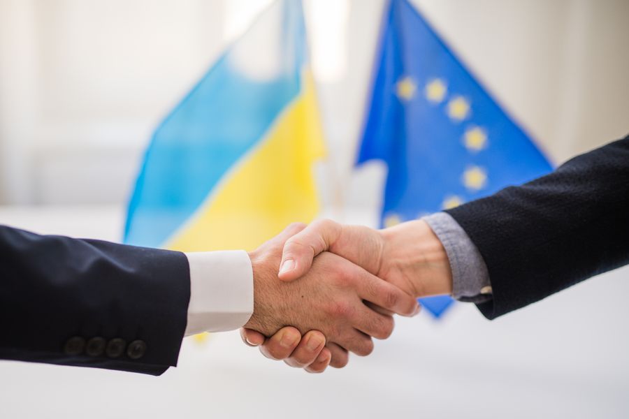Ein Händedruck zwischen der Europäischen Union und der Ukraine.