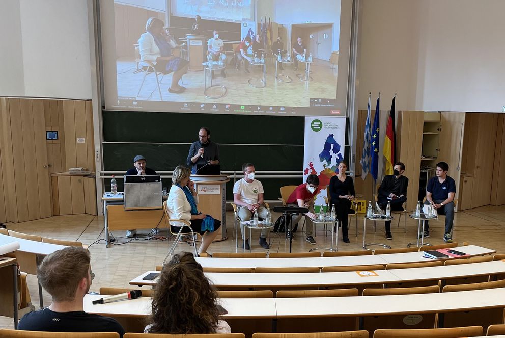 Studierende präsentierten im Audimax die Ergebnisse der Workshops im Rahmen des Europatages. Foto: Universität Passau/Nicola Jacobi