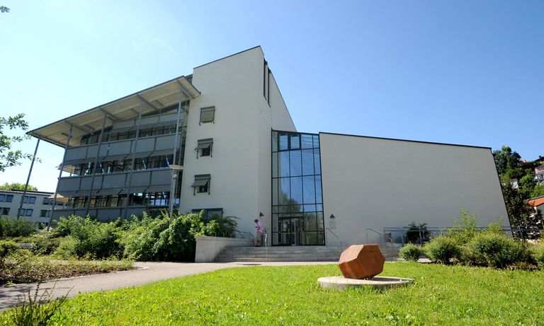 Das Gebäude Juridicum ist der Sitz der Juristischen Fakultät