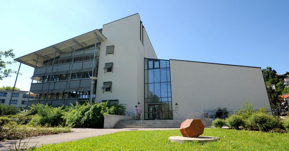 Das Gebäude Juridicum ist der Sitz der Juristischen Fakultät