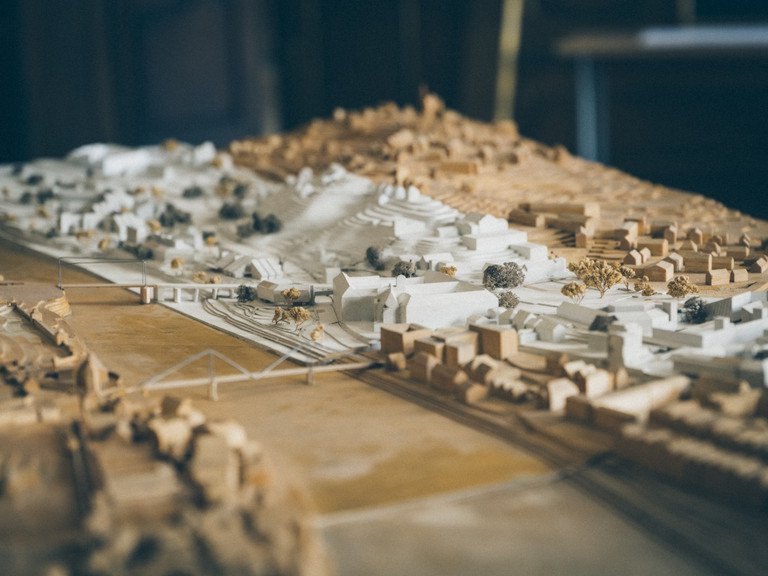 Ein zentrales Exponat der Ausstellung in der Neuen Residenz ist ein repräsentatives Holzmodell Passaus, das die Stadt vom Gelände der Universität bis zur Ortsspitze zeigt. Foto: Universität Passau