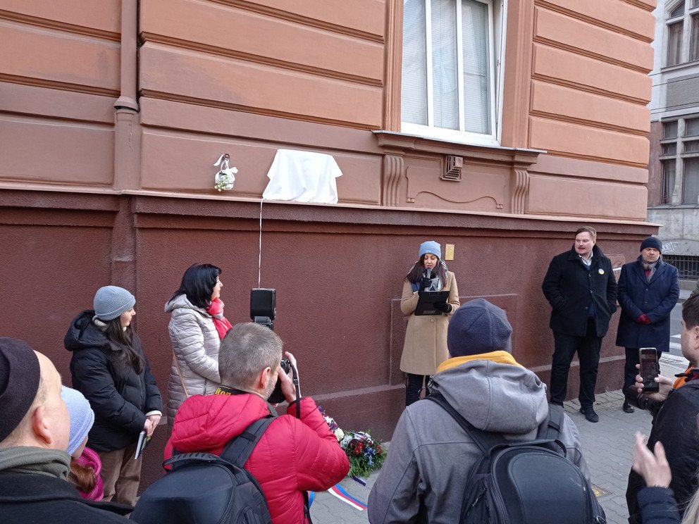 Fotografie z odhalen&iacute; pamětn&iacute; desky