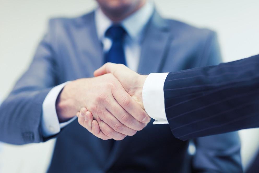 Handschlag Handschlag zwischen Geschäftsleuten