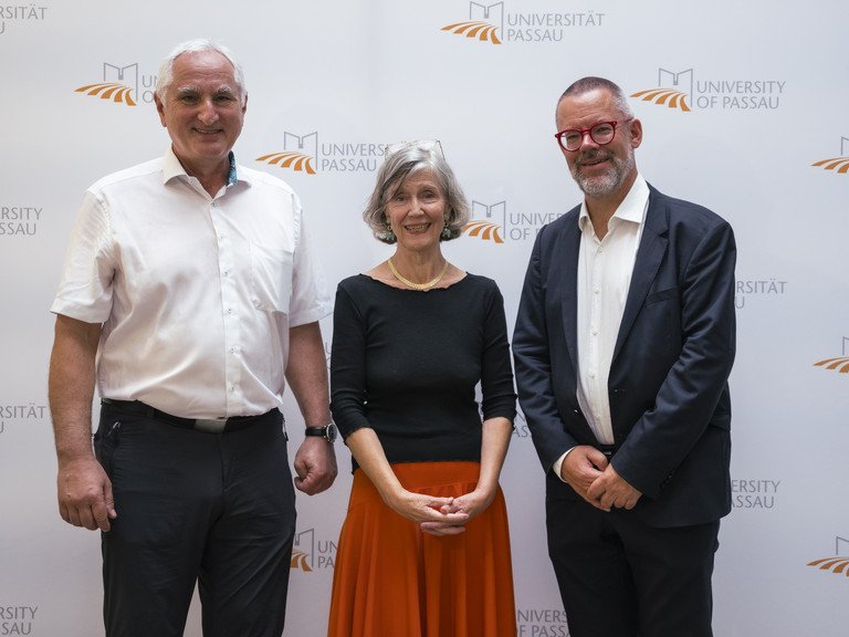 Präsident Prof. Dr. Ulrich Bartosch (links im Bild), Festrednerin Christiane Grefe und Prof. Dr. Werner Gamerith, Vizepräsident für Transfer und interne Vernetzung mit der Querschnittsaufgabe Nachhaltigkeit, Foto: Universität Passau