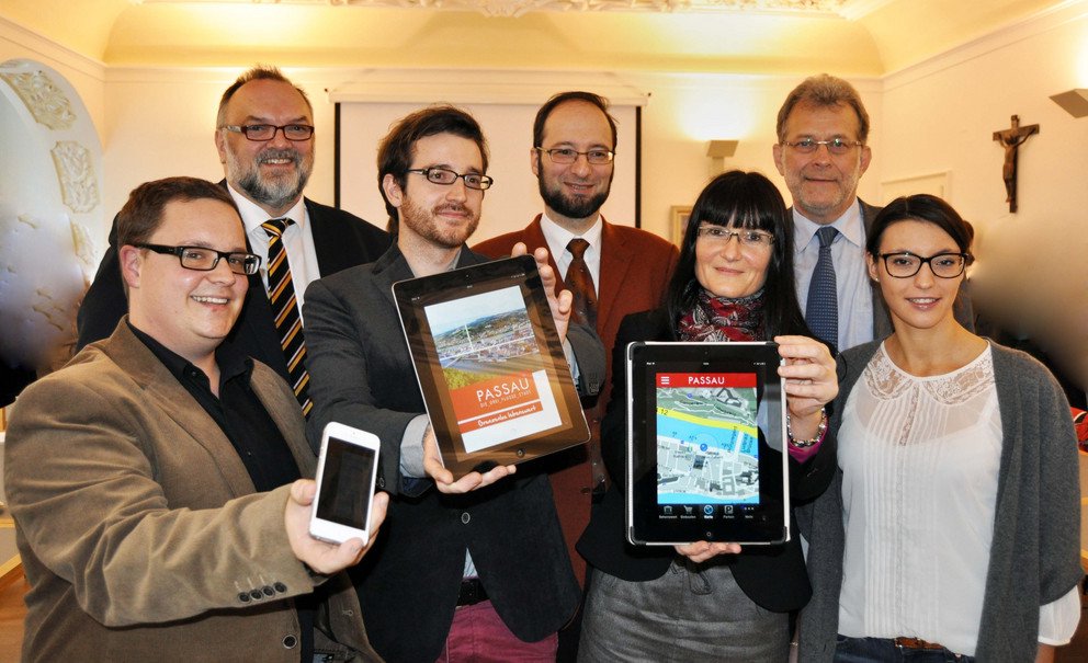 Bild v.l.: Florian Stegmaier (wissenschaftlicher Mitarbeiter Uni Passau), Oberb&uuml;rgermeister J&uuml;rgen Dupper, Philipp Fauser (studentischer Mitarbeiter der Uni Passau), Prof. Dr. Harald Kosch (Inhaber Lehrstuhl f&uuml;r Verteilte Informationssysteme &ndash; Uni Passau), Karin Schmeller (Pressesprecherin Stadt Passau), Prof. Dr. Freitag (Pr&auml;sident Universit&auml;t Passau), Patrizia Peller (studentische Mitarbeiterin der Uni Passau)

Foto: Stadt Passau