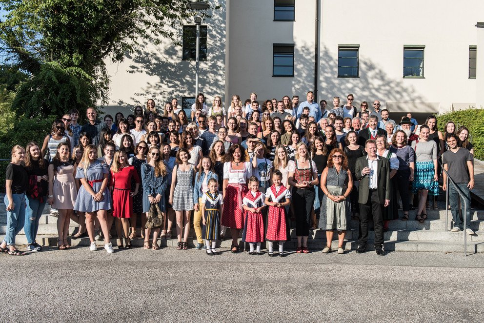 Das Foto zeigt die Teilnehmerinnen und Teilnehmer der German Courses 2017 mit B&uuml;rgermeisterin Erika Tr&auml;ger (1. Reihe rechts), Vizepr&auml;sidentin Prof. Dr. Ursula Reutner (1. Reihe Mitte), den Lehrkr&auml;ften, der Leitung des Sprachenzentrums und Mitgliedern der Volkstanzgruppe. Foto: Valentin Brandes