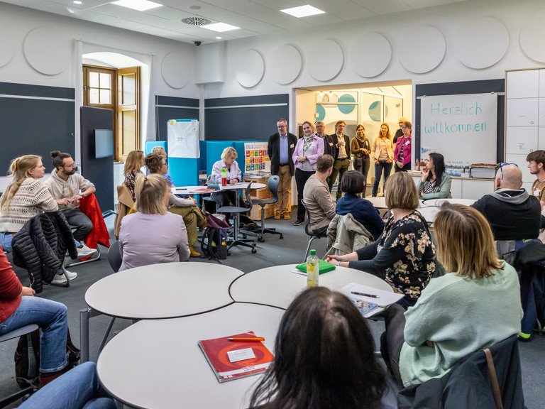 Im didaktischen Innovationslabor der Universität Passau fand ein gewinnbringender Austausch zum Thema BNE zwischen Lehrkräften, Lehramtsstudierenden und außerschulischen Partnern des fitESD.eu-Projekts statt. Foto: ZLF/Universität Passau 