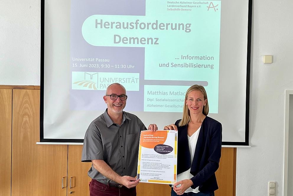 Bildhinweis: Matthias Matlachowski, 1. Vorsitzender des Landesverbands Bayern der Deutschen Alzheimer Gesellschaft, sprach an der Universität Passau zum Thema „Herausforderung Demenz“. Marie-Helene Wünsch, Leiterin des Familienservices an der Universität Passau, hat die Veranstaltung organisiert. Foto: Universität Passau