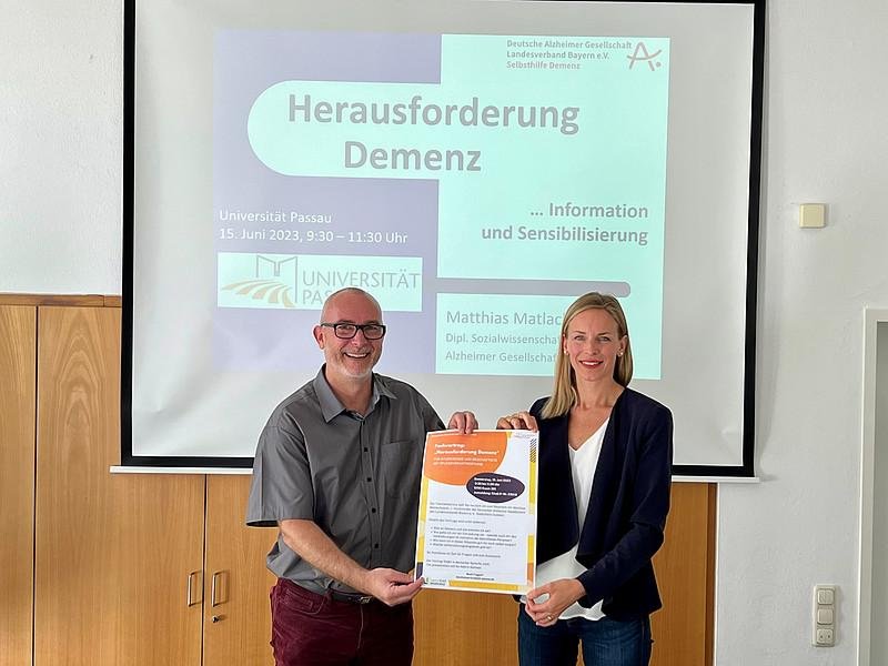 Bildhinweis: Matthias Matlachowski, 1. Vorsitzender des Landesverbands Bayern der Deutschen Alzheimer Gesellschaft, sprach an der Universität Passau zum Thema „Herausforderung Demenz“. Marie-Helene Wünsch, Leiterin des Familienservices an der Universität Passau, hat die Veranstaltung organisiert. Foto: Universität Passau