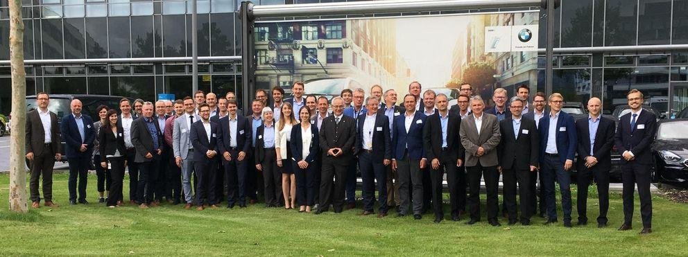 Foto: BDL Projektkonsortium vor BMW-Banner beim Kickoff in München.