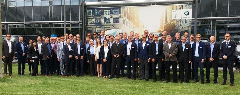 Foto: BDL Projektkonsortium vor BMW-Banner beim Kickoff in München.