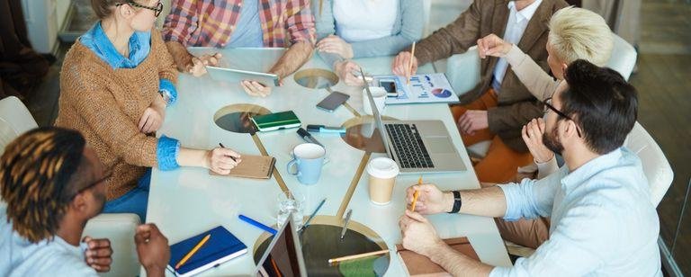 Vernetzen Dekoration: Gruppe sitzt am Tisch und diskutiert