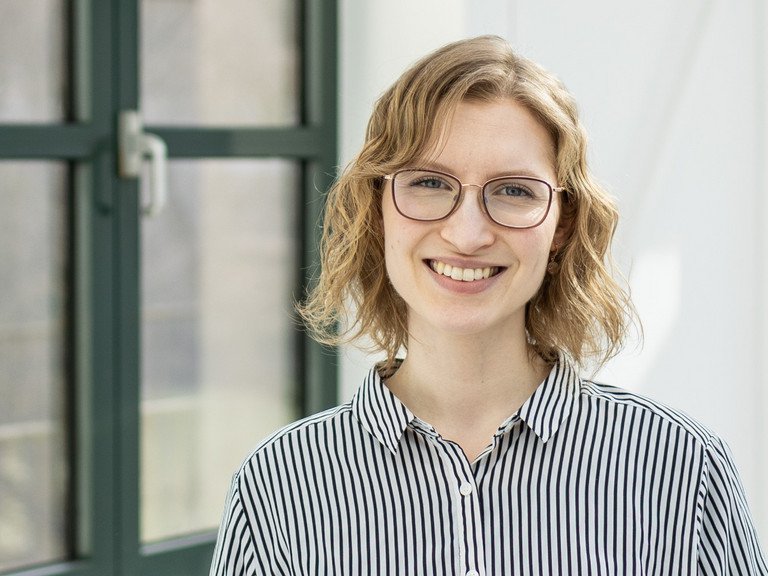 Angie Schüppel ist seit 1. März Klimaschutzmanagerin an der Universität Passau; Foto: Universität Passau/Stelzer
