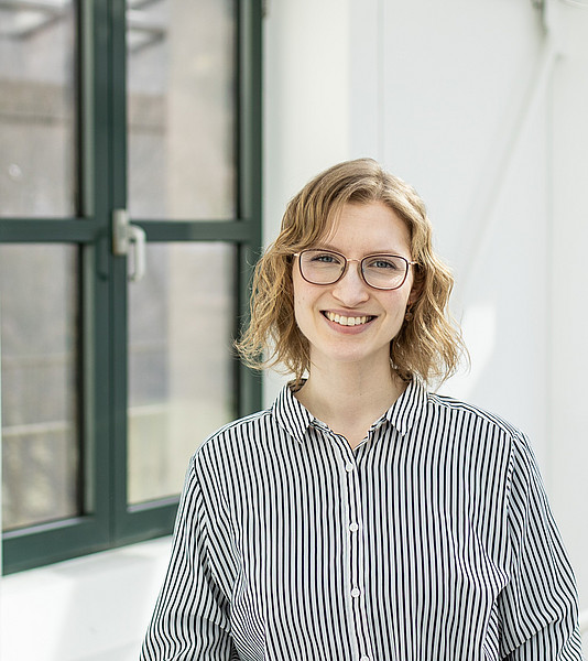 Angie Schüppel ist seit 1. März Klimaschutzmanagerin an der Universität Passau; Foto: Universität Passau/Stelzer