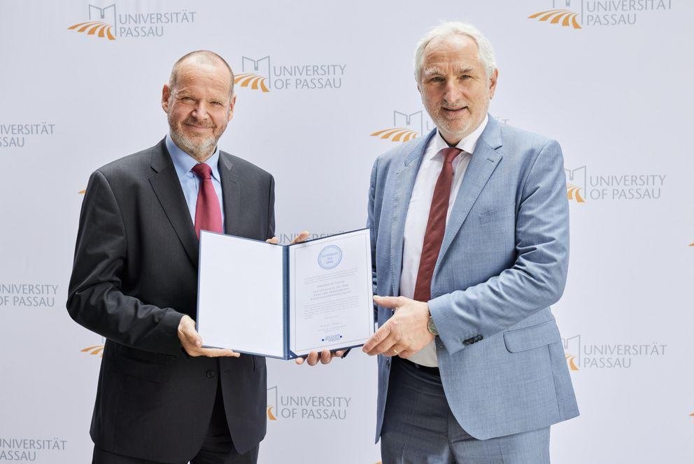 Urkundenübergabe: DHV-Präsident Prof. Dr. Bernhard Kempen und Universitätspräsident Prof. Dr. Ulrich Bartosch.