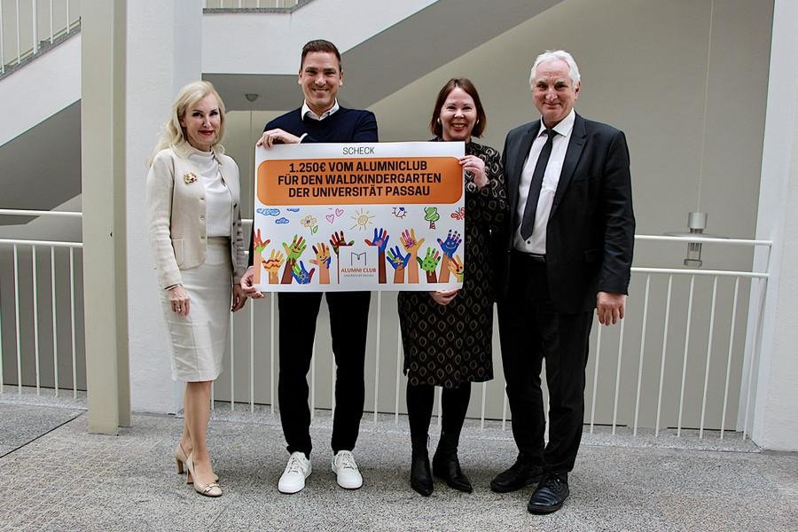 Bei der Spendenübergabe: Prof. Dr. Christina Hansen, Vizepräsidentin für Internationales und Diversity an der Universität Passau; Christian Raab, Vorsitzender des AlumniClubs; Doreen Müller-Murr, Geschäftsführerin des AlumniClubs und Prof. Dr. Ulrich Bartosch, Präsident der Universität Passau, Foto: Universität Passau. 