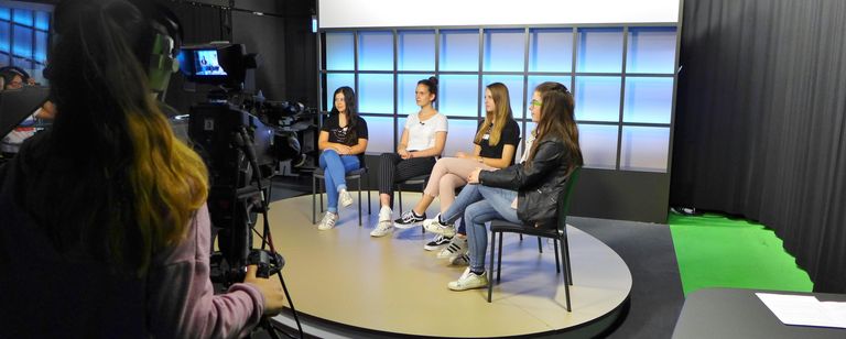 Vier Mädchen im TV-Studio des Zentrums für Medien und Kommunikation