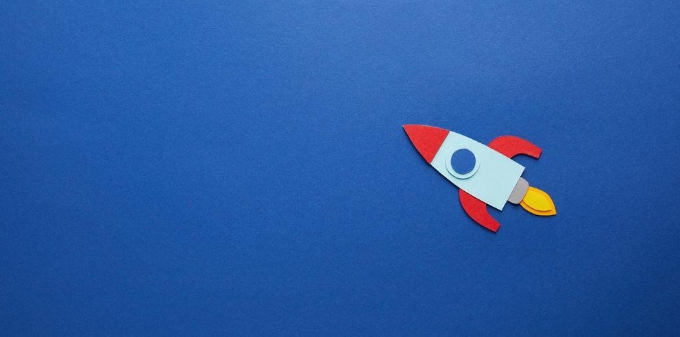 bunte Rakete auf blauem Hintergrund bunte Rakete auf blauem Hintergrund